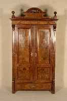 GrÜnderzeitschrank, deutsch, um 1880, Korpus Weichholz, Nußbaumfurnier, auf Rahmen gearbeitet, FÜllungen mit Wurzelnuß, Front stark gegliedert, ...