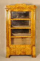 Biedermeierstilvitrine, Berlin, nach dem Vorbild von 1830, Korpus Weichholz, Birkefurnier, z.T. erneuert, zwei EinlegebÖden , Schublade aus alten ...