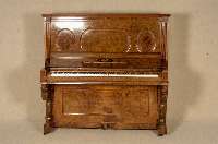 Klavier, deutsch, um 1890, Korpus Weichholz, Wurzelnußfurnier gespiegelt, reiche Drechselarbeit, klassizistischer Stil mit barockem Einschlag, ...