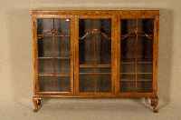 Glasschrank, England, um 1925, Korpus Weichholz, Nußbaumfurnier, schÖne durchgehende Masserung, original Glas, leicht gebogene FÜße, diese ...
