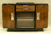ArtDeco-Sideboard, Frankreich, um 1920, Kaukasisch Nußbaumfurnier gespiegelt, z.T. schwarz abgesetzt, extravagant gearbeitete ChrombeschlÄge, ...