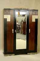 ArtDeco-Schrank, Frankreich, um 1920, kau- kasischer Nußbaum, gespiegelt furniert, Sockel und Kranz ebonisiert sowie partiell versilbert, ...
