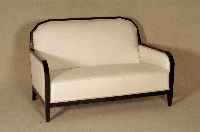 ArtDeco-Couch, Frankreich, um 1920, Holz schwarz gefaßt, allseitig umlaufender Rahmen, facettierte Lehnenrahmung, FÜße mehrfach ge- stuft, in ...