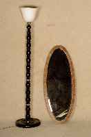 ArtDeco-Stehlampe, Frankreich, um 1930, schwarz gefasster Holzfuß, Einzelsegmente mit Chromzierringen durchbrochen, weißer Opalglas- schirm mit ...