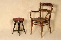 Drehhocker, wohl Belgien, um 1870/80, Spindel Eisen, FÜße und SÄulen mit Sprossen verschrÄnkt, reiche Drechselarbeit, ursprÜng- lich schwarz ...