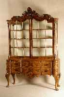 Vitrinenschrank, nach dem niederlÄndischem Vorbild von 1900, Korpus Eiche massiv, Wurzelnußfurnier, doppelt bzw. 3-fach gespiegelt, Front 3-fach ...