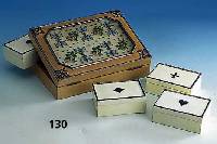 Spielkartenschatulle, wohl Frankreich um 1860/70, Ahorn, EisenbeschlÄge und -granulate, Glasperlchenbesatz in weiß und blau, ...