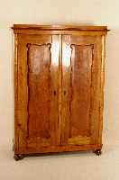 Schrank, wohl deutsch, um 1860/70, Ulme massiv, 2-tÜrig, zerlegbar, Bodenbretter im Sockelbereich altersbedingt beschÄdigt, ca. 183x133x52 cm