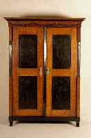 Schrank, wohl deutsch, um 1850, Eiche massiv, auf Rahmen und FÜllung gearbeitet, zerlegbar, Innenfelder, seitliche HalbsÄulen, Kopf- und ...