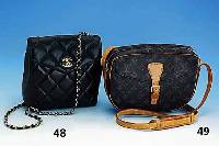 CHANEL-Handtasche, braunes und schwarzes Le- der, Karo-Step, Verschluß mit aufgel. CC- Emblem vergoldet, UmhÄngeriemen vergoldet, ...