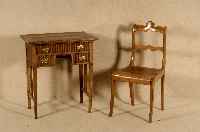Schreib- bzw. Schminktisch, deutsch, um 1902/04, Jugendstil, Front liniert sogenannter Zahnfries, Platte doppelt getreppt mit runder Furnierleiste, ...