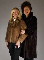 Konvolut Nerzmantel und -jacke, Gr. 36/38, 1 x hellbraune Kurzjacke, Innenfutter hell- braune Seide, 1 Innentasche, RÜckenl. ca. 54 cm; 1 x ...