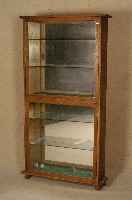Verkaufsvitrine, deutsch, um 1910, auf Rahmen gearbeitet, Eiche massiv, Eichefurnier, RÜckseite verspiegelt, 4 GlasbÖden, Boden und Deckplatte ...
