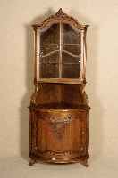 Eckschrank, deutsch, um 1930, Nußbaum massiv , Nußbaumfurnier, MÖbel im Stile des Barock, Kopfteil geschwungen, mit Abschlußschnitzerei, ...