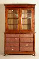 Dokumentenschrank, England, um 1900, Korpus Eiche, Mahagonifurnier, Oberteil 2 TÜren ver- glast, in geschungenem Rahmenprofil, 2 Ein- legebÖden, ...