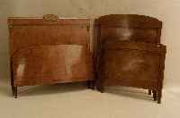 Doppelbett, deutsch, um 1920, Jugendstil, Weichholz, Nußbaumfurnier, geschwungenes Kopfteil, Furnierbild asymetrisch, Nutenprofil , Betten sind ...