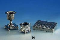 2 Kerzenleuchter und 1 Deckeldose, Schleissner, Hanau um 1900, z.T. Treibarbeit, 800er Silber, H 5 und 10 cm, ca. 2 x 12 x 8 cm, min. verbeult, ...