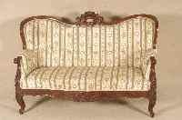 2-sitzer Sofa, deutsch, um 1880, Nußbaum massiv, Nußbaumfurnier, allseitig geschweift, Florale- und Medaillonschnitzerei, RÜcken 3-fach ...