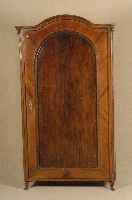 WÄscheschrank, mitteldeutsch, um 1860/70, Korpus Weichholz, Wurzelnußfurnier z.T. ge- spiegelt, Mittelteil kaukasich Nußbaum gespie- gelt, ...