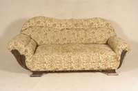 Couch, deutsch, um 1935/38, Korpus Buche auf Nußbaum gebeizt, asymetrische Anordnung, RÜcken doppelt geschweift, 4 AbnÄhungen, zeittypisch, ...