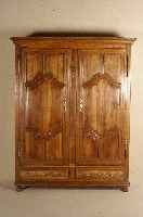 Dielenschrank, Elsaß/Lothringen, um 1770/80, Nußbaum massiv, auf Rahmen gearbeitet, sogenannter Steckschrank, Front 10-fach gefeldert, Inlets ...