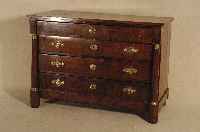 Kommode, mitteldeutsch/wohl Dresden, um 1815/25 Korpus Weichholz, komplett auf Rahmen gearbeitet, durchgehendes Wurzelfurnier gespiegelt, ...