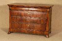 Kommode, sÜddeutsch/wohl Pfalz, um 1830/40, 4-schÜbig, Korpus Weichholz, Wurzelnußfurnier gespiegelt, Seiten passig, Platte massiv Nußbaum, ...