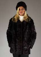 Dunkelbraune Nerzjacke, Gr. 38/40, braunes Innenfutter, RÜckenl. ca. 69 cm dazu eine NerzmÜtze