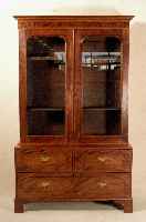 BÜcherschrank, England, 1930/40, Korpus Weichholz, Mahagonifurnier, z.T. gespiegelt, TÜren, Schubladen, Lisenen, mit Fadenintarsien, Unterteil ...