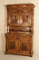 Aufsatzschrank, Frankreich, um 1880, Nußbaum massiv, aus dem Vollholz geschnitzte Tiere und BlÜten, mit floralen- und Jagdmotiven, Leiste mit ...