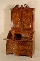 BarocksekretÄr, deutsch, um 1780, Korpus Weichholz, Eiche massiv, Nußholzfederung, geschweifte 3-schÜbige Kommode mit stark ausgezogenen ...
