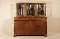 Buffetschrank, deutsch, um 1920, Korpus Weichholz, Eiche massiv, Eichefurnier, flache TÜren mit Einlegearbeiten, sehr streng gehalten, 3 ...