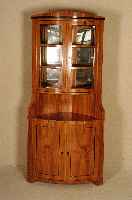 Eckvitrine, Biedermeierstil, Pflaumenholz furniert, nach Vorbild von 1820/30, unter Verwendung alter Teile, Oberteil verglast, z.T . schwarz ...