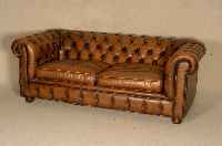 Chesterfield 2-sitzer Sofa, wohl England, 50er /60er Jahre, lose Kissen, RÜcken und Seiten genoppt und geheftet, rÖtlich-braunes Leder von guter ...