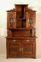 Aufsatzbuffet, deutsch, um 1910, Jugendstil, Korpus Weichholz, Nußbaumfurnier, auf Kugel- fÜßen, TÜrfÜllungen mit Flachschnitzereien typisch ...