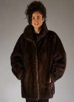 Braune Nerzjacke, Innenlabel SAGA MINK, Gr. 42, Innenfutter braun mit aufgestickten Streifen, Ärmel mit Manschetten, RÜckenl. ca. 79 cm, 2 ...