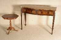 Konsolentisch, Frankreich/Paris, um 1900, Rahmen auf Eiche gearbeitet, Pyramidenmahago- nifurnier gespiegelt, Fadenintarsien, Bronze- beschlÄge, ...