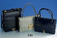 Konvolut 3 Hermes-Taschen, 1 x UnhÄngetasche, schwarz, 3 InnenfÄcher, Spiegeltasche, Stiftehalter, Taschenspiegel anbei, ca. 24 x 19 cm; 1 x ...