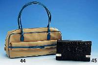 Bowlingbag MIU MIU Italien, sandfabr. Stoff mit tÜrkisfarb. Lederzier- streifen und Trageriemen, ungetragen, ca. 38 x 19 cm
