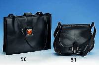 VERSACE Shopper, akuelle Kollektion, hochfeines schwarzes Leder, Riegelverschluß verchomte Zierschließe mit bernsteinfarb. Einlage ...