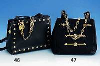 VERSACE-Damenhandtasche, schwarzes Leder, Vorderseite mit typ. Medusenkopf-Nieten, 1 Trageeriemen mit Zwischenteil mit Versace- Emblemen, RV, ...
