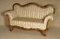 Louis-Philippe-Sofa, sÜddeutsch, um 1835/45, Korpus Weichholz, dickes Nußbaumfurnier, z.T. gerundet, 6- bzw. 8-fach geschweift, Polster erneuert ...