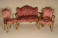 Salongarnitur, wohl Frankreich, um 1900/05, Rokoko, bestehend aus Sofa, 2 Armlehnsessel und 4 StÜhlen, Nußbaum massiv, allseitig ge- schwungen, ...