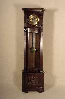 Standuhr, deutsch, um 1910, Eiche massiv, Eichefurnier, Kasten verkrÖpft, in 4 Ebenen 3- bzw. 4-fach getreppt, Flachschnitzerei sparsam floral ...