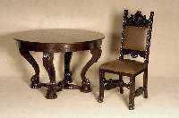 Tisch mit 6 StÜhlen, deutsch, 1908/10, im englischen FrÜhbarockstil, Eiche massiv, Eichefurnier, TatzenfÜße, Beine verschrÄnkt, Schnitzerei ...
