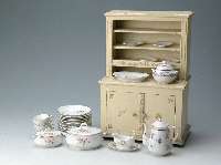 PuppenschrÄnkchen und Puppentafelservice, um 1900, Schrank sek. gefasst, Service komplett fÜr 6 Personen best. aus: 6 Dessertteller, 6 ...