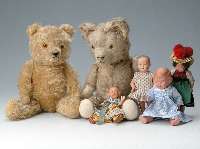 Konvolut 2 TeddybÄren, 50er Jahre, 1 x englisch, blonder PlÜsch, Glasaugen, Scheiben- gelenke, Samtpfoten, Stimme, H. ca. 42 cm; 1 x deutsch, ...