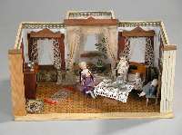 Puppenstube, deutsch, um 1890/1900, mit Sofa, Tisch und zwei StÜhlen, Vertiko, HolzmÖbel, vier PorzellanpÜppchen z.T. besch. mit alten Tapeten, ...