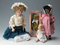Porzellankopfpuppe, Simon & Halbig, um 1910/15, 117N, offener Mund, vier ZÄhne oben, grÜne Schlafaugen, Kleidung sek., 1 großer Riss im ...