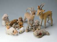 Konvolut Steiff-Tiere, 60er Jahre, 1 x Juko Nr. 335.00 mit Knopf und Fahne, H. ca. 30 cm, 1 x Steinbock Nr. 132800 mit Knopf und Fahne, H. ca. 27 ...